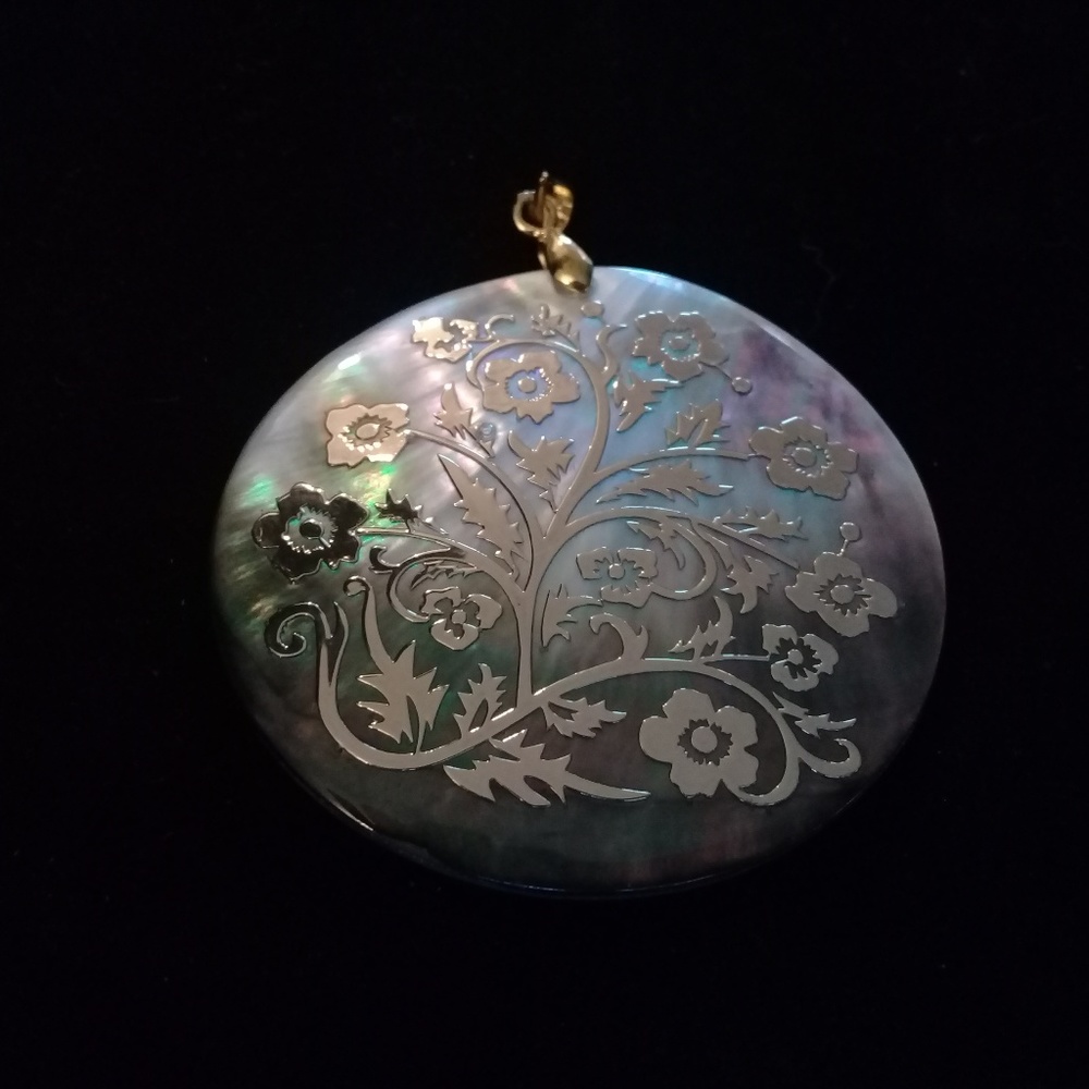 Shell with floral gold inlay necklace